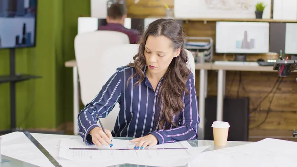 Formgivare i kreativt kontorsutrymme som arbetar med ett nytt projekt — Stockfoto