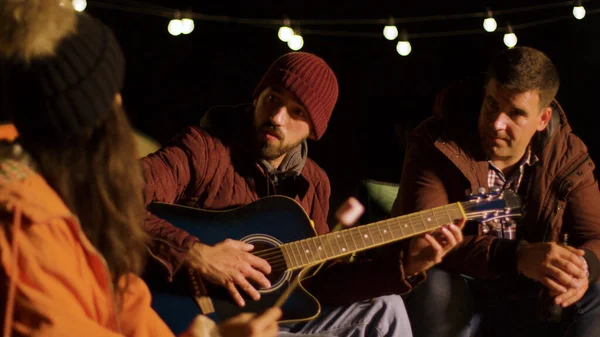 Freunde genießen ein Gitarrensolo von einem ihrer Freunde — Stockfoto