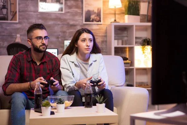 Güzel genç çift video oyunları oynayarak eğleniyor. — Stok fotoğraf