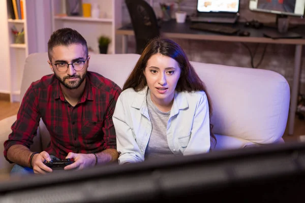 Televizyonda video oyunu oynayan neşeli genç çift — Stok fotoğraf