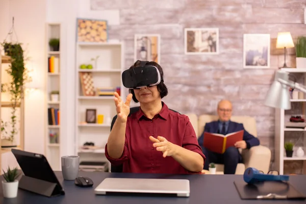 Old elderly woman using a VR virtual reality headset for the first time — Stock Photo, Image