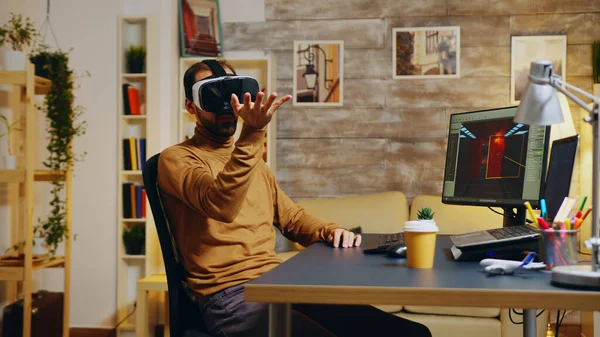 Desenvolvedor de jogos com headset de realidade virtual — Fotografia de Stock