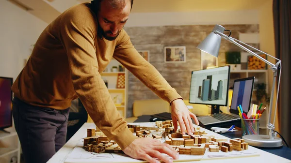 Successful architect talking on the phone — Stock Photo, Image