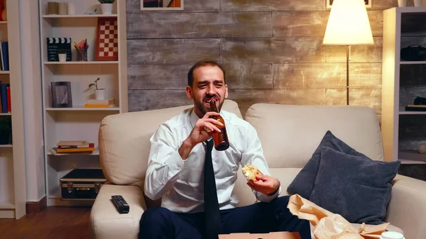 Empresário cansado assistindo tv na sala de estar — Fotografia de Stock