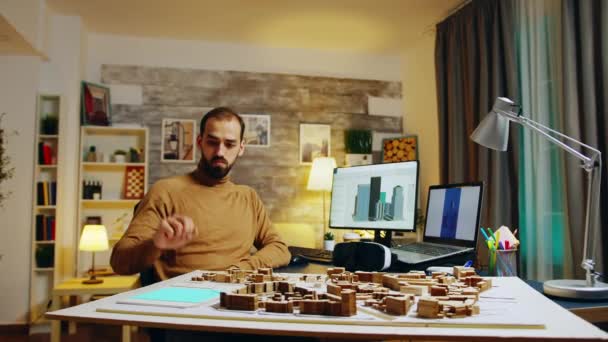 Архітектор в домашньому офісі працює в доповненій реальності розміщення будівель в місті — стокове відео