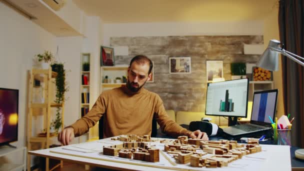 Архітектор, який працює в доповненій реальності, розміщуючи хмарочоси в історичній частині міста — стокове відео