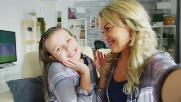 Pov de hija feliz con aparatos ortopédicos y su madre — Vídeos de Stock