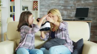 Küçük kız güzel annesini gösteriyor.