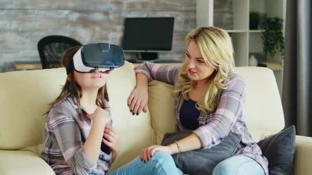 Возбужденная маленькая девочка о своей гарнитуре виртуальной реальности — стоковое видео