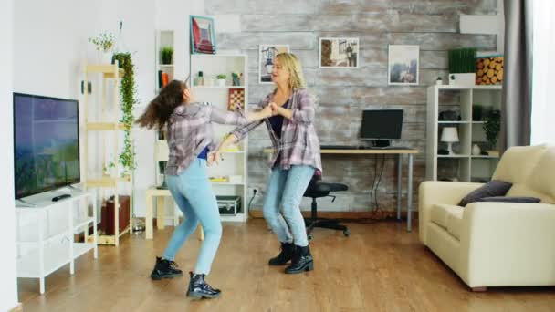 Alegre madre e hija bailando en el salón — Vídeos de Stock