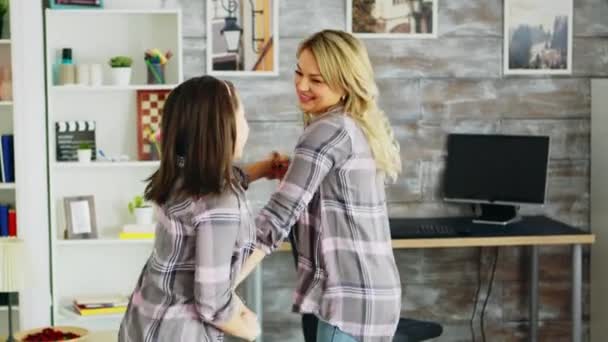 Feliz madre e hija bailando juntas — Vídeo de stock