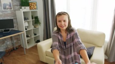 Mutlu kızıyla dans eden neşeli, genç bir anne.