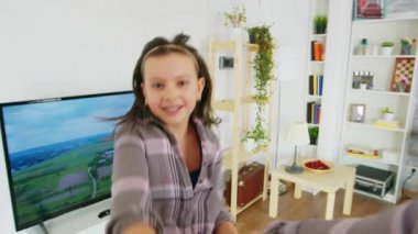 Annesiyle dans eden bir çocuk.