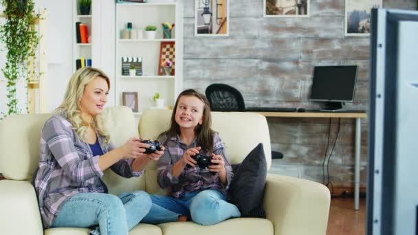 Mutter und Tochter spielen Videospiele — Stockvideo