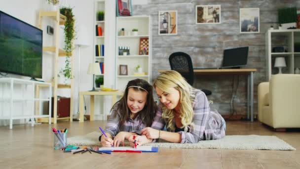 Belle jeune mère apprenant sa petite fille — Video