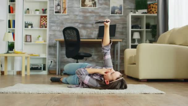 Menina deitada no chão tirando selfies — Vídeo de Stock