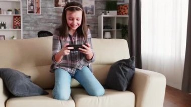 Neşeli küçük kız video oyunları oynuyor