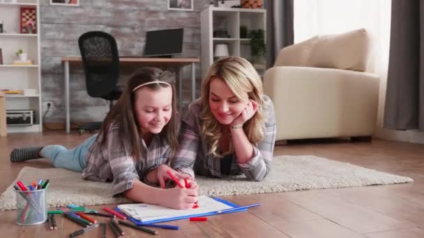 ブレースと彼女の母親を持つ女の子 — ストック動画