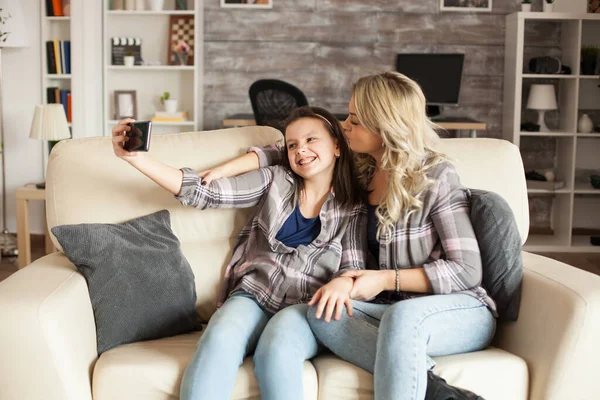 Madre e figlia guardando nella fotocamera del telefono — Foto Stock