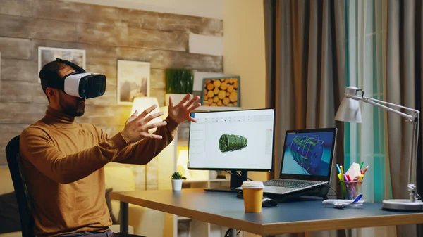 Engenheiro com fone de ouvido de realidade virtual em sua mesa — Fotografia de Stock
