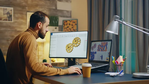 Ingénieur barbu dans son bureau à domicile la nuit — Photo