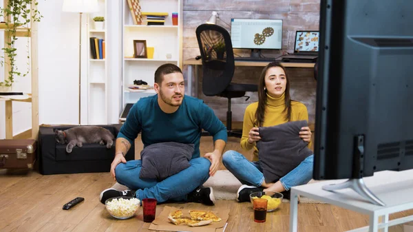 Кавказька молода пара сидить на підлозі у вітальні. — стокове фото
