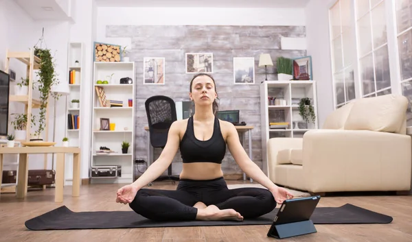 Jonge vrouw in een vredige gemoedstoestand terwijl ze yoga doet — Stockfoto