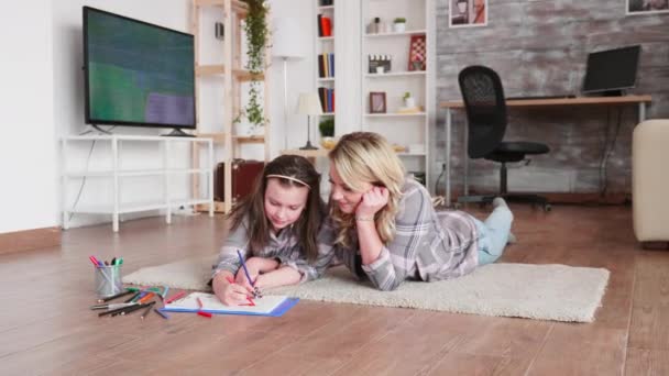 Niña y madre vinculación — Vídeo de stock