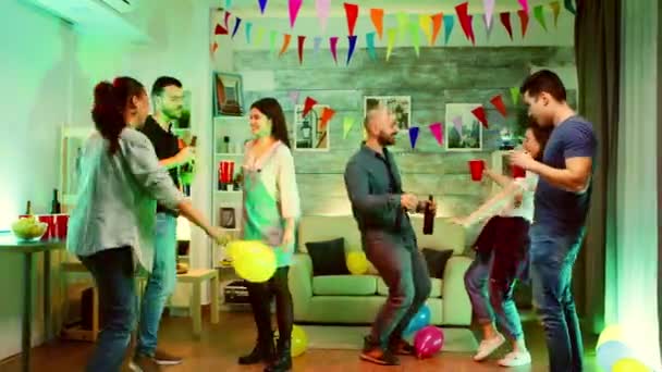 Группа молодых людей танцует вместе на вечеринке — стоковое видео