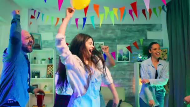 친구들 과 파티를 즐기는 매력적 인 젊은 여자 — 비디오