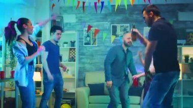 Çekici genç bayan lezzetli bir pizzayla geliyor.