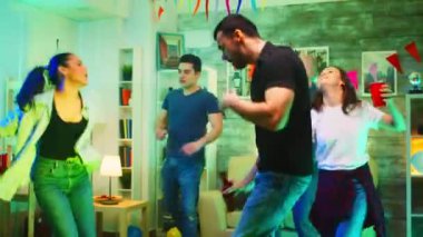 Arkadaşlarından biri pizzayla geldiğinde heyecanlanan bir grup insan...