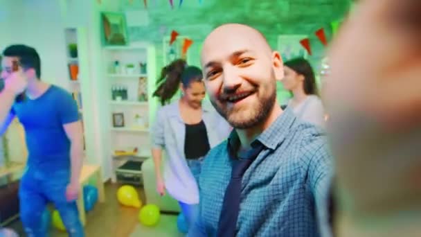 Pov junger Mann lädt Leute zur Party ein — Stockvideo