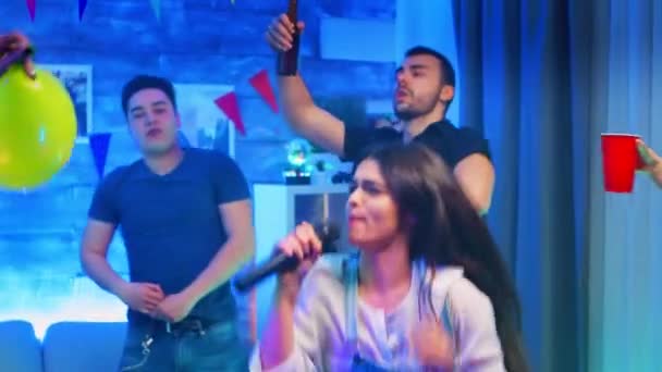 Bella giovane donna che canta una canzone sul microfono — Video Stock