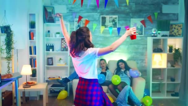 Bryr sig fri ung kvinna dansar med en kopp öl — Stockvideo