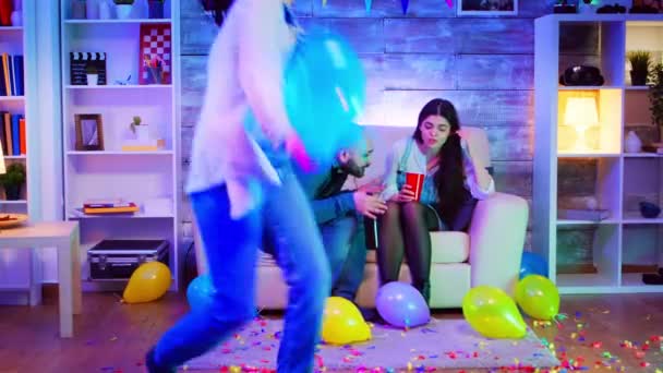 Gruppo di persone che ballano ad una festa con luci al neon in appartamento — Video Stock