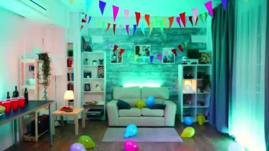 İçinde kimse olmayan bir oda. Parti için dekore et.