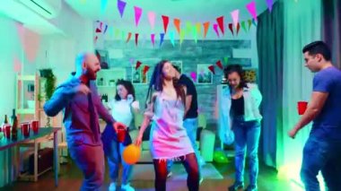 Partide arkadaşlarıyla neon ışıklarla dans ettiği güzel beyaz görüntüyü yakınlaştır.