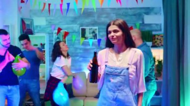 Güzel bir kızı şişeden bira içerken çek.