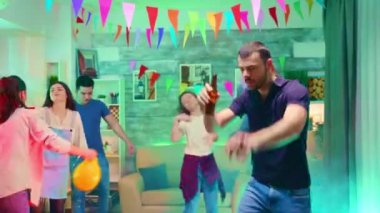Çekici genç adam arkadaşlarıyla parti yaparken bira içiyor.