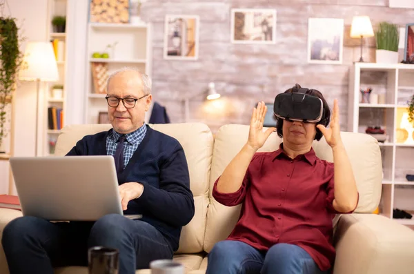Stará starší žena v důchodu ve svých 60s zažívá virtuální realitu poprvé — Stock fotografie