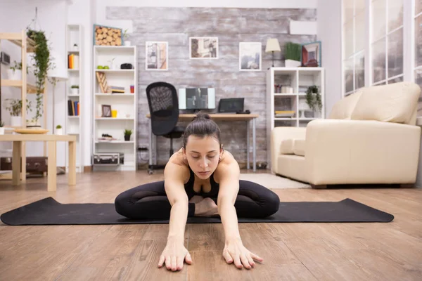 Volwassen vrouw met gesloten ogen zittend in lotus yoga pose — Stockfoto