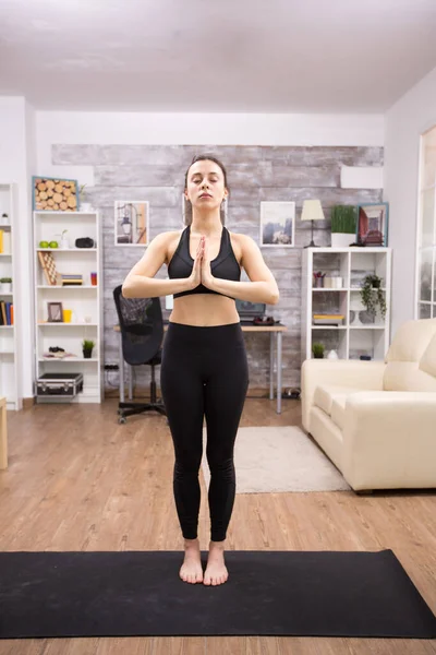Bella giovane donna che pratica yoga per il suo benessere — Foto Stock