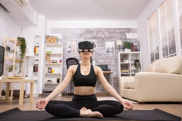 Giovane donna caucasica che fa yoga in soggiorno — Foto Stock