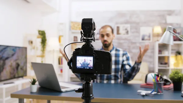 Joven y alegre vlogger grabación para suscriptores — Foto de Stock