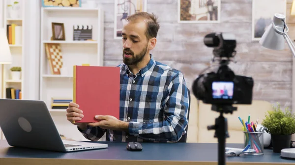 Famoso joven vlogger grabando una reseña de un libro — Foto de Stock