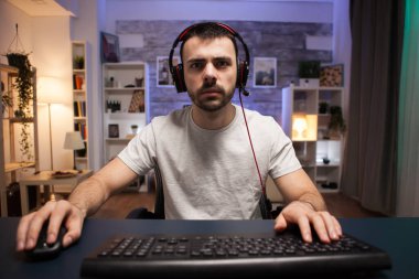 Çevrimiçi nişancı oyunları oynayan rekabetçi genç adam Pov