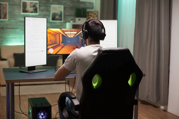 Back view of man sitting on gaming chair — Stock Photo, Image