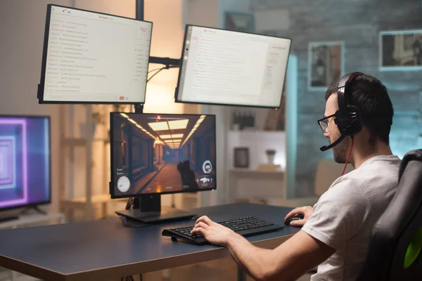 Hombre joven con gafas relajante jugar juegos de disparos — Foto de Stock