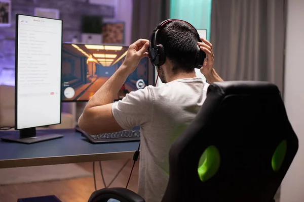 Professional shooter game player putting his headphones on — Stock Photo, Image
